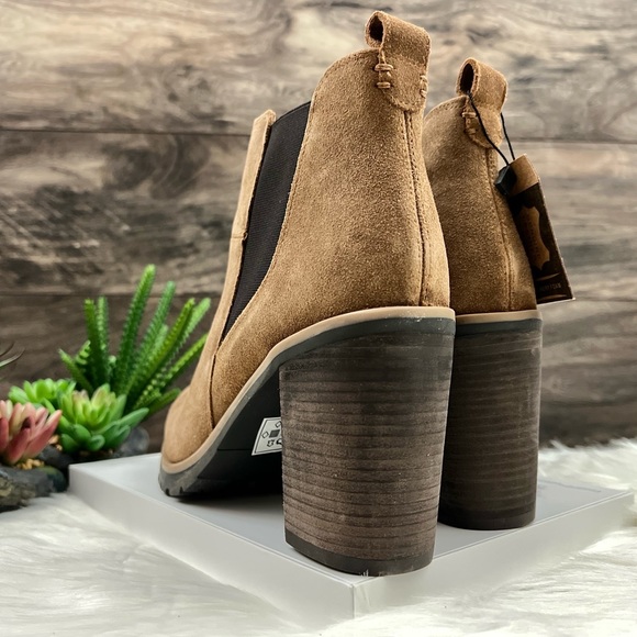 NIB Crevo Alicia Suede Lug Sole Chelsea Boot Bootie Tan 9M - Picture 8 of 13